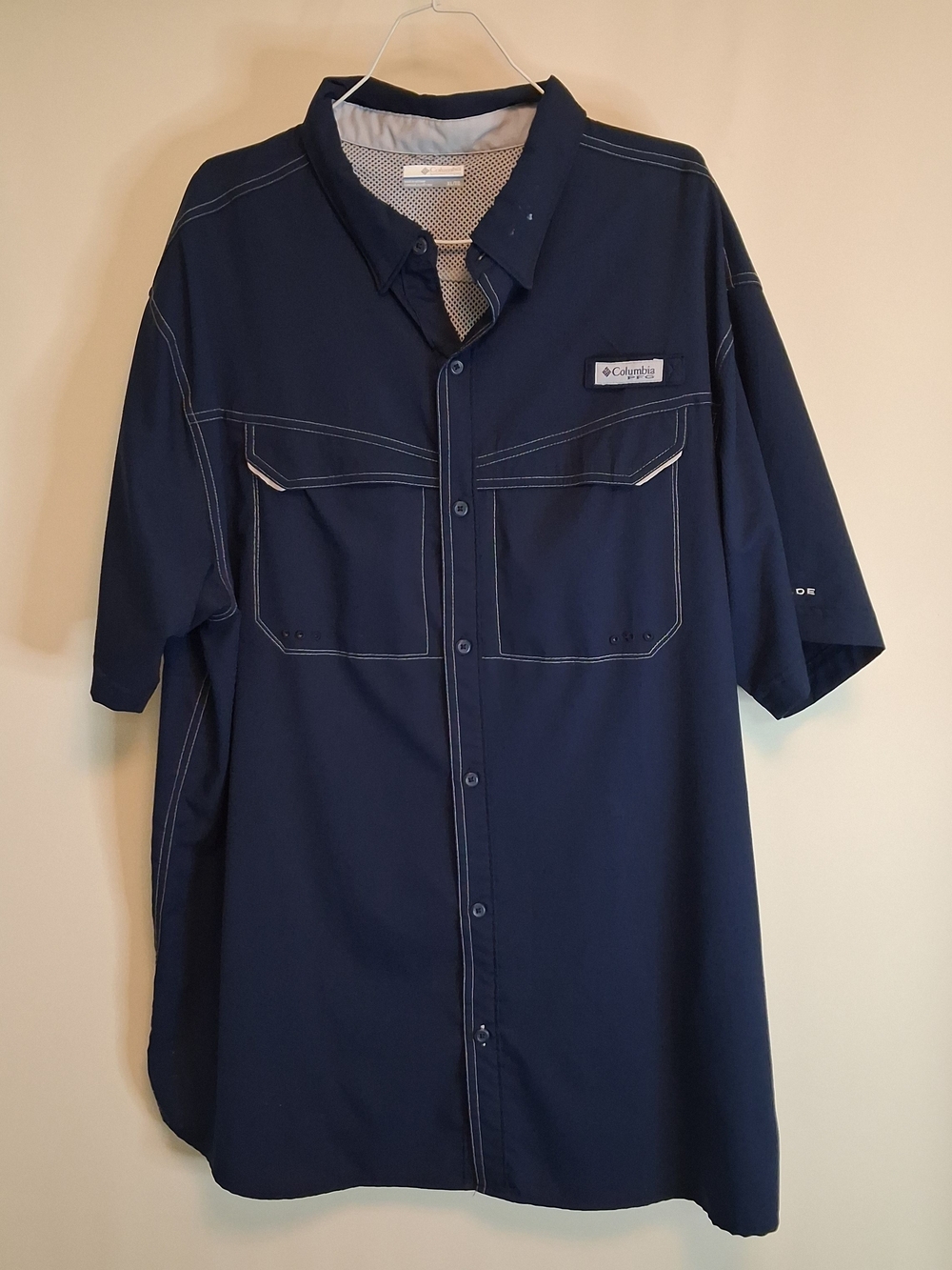 Columbia Men’s Navy Short-Sleeve Performance Shirt. Size XL.